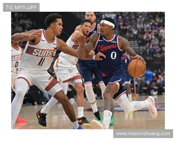 莱昂纳德生涯得分突破15000分快船三节惨遭对手压制落后32分